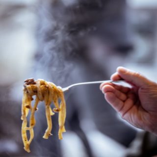 Smaak, sfeer en gezelligheid. Daar draait het om bij Peppe’s.
Maar we merken dat er soms verwarring is over onze uren. Tijd om dat helder te maken! ✨
🍽 Vrijdag – Zaterdag – Zondag: De keuken sluit om 20u, maar blijf gerust nog even tafelen en genieten van een drankje en elkaars gezelschap. 🍷
🍽 Donderdag: Keuken tot 19u, ideaal voor een sfeervolle avond uit. 🥂
🍽 Maandag: Geniet van een heerlijke lunch, de keuken is open tot 14u30 – perfect voor een lekkere start van de week. 🤏🏻
Goed eten verdient tijd. Laat je verrassen door verfijnde Italiaanse smaken en een warme, gastvrije sfeer – senza fretta, met liefde. 💛
Wij kijken ernaar uit om je te verwelkomen!