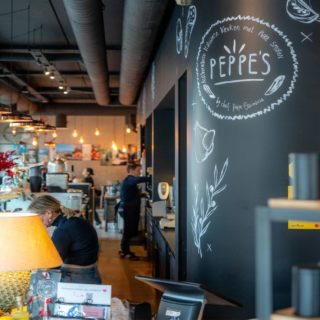 Laat je verwennen met een Italiaanse Paaservaring bij Peppe’s!
Op Paaszondag 20/04 kun je genieten van een uitgebreid ontbijtbuffet van 9:00 tot 11:30 uur voor slechts € 35,00 P.P. inclusief prosseco & één warme drank.
Voor de kids is er feest voor € 17,50 per kind. Elk kind dat een kleurrijke paas-tekening meebrengt, krijgt bovendien een leuke verrassing!
Op Paasmaandag kun je extra lang genieten, want onze keuken is doorlopend open tot 19:00 uur.
Reserveer snel je tafel en vier Pasen op zijn Italiaans.
Buona Pasqua!