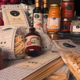 Na heel wat vraag van exclusieve delicatessen winkels , verdelen we zelfs ons mooi assortiment van sauzen, olijfolie en droge pasta aan . Stuur gerust een mailtje naar info@peppes.be en wij leveren tot bij jullie ter plaatsen . A presto amici