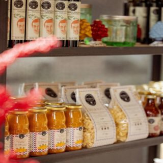 Na heel wat vraag van fijne delicatessenwinkels en speciaalzaken, verdelen wij nu zelf ons authentiek assortiment. Van heerlijke sauzen en olijfolie tot onze traditionele pasta en dranken.
Wil je Peppe’s producten in jouw winkel aanbieden?
Vraag onze B2B-productenlijst op via producten@peppegiacomazza.be en wij leveren persoonlijk tot bij jullie.
A presto amici,
Squadra Peppe’s Producten