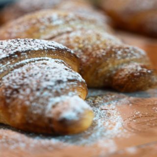 “Wij serveren ontbijt op maandag, donderdag, vrijdag, zaterdag en zondag vanaf 8.30 uur.”